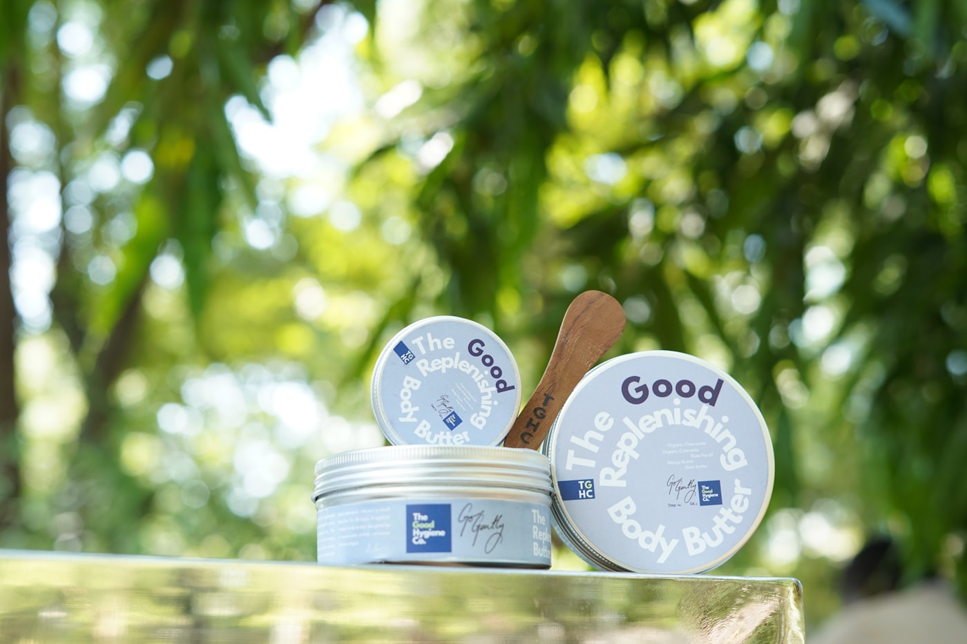 Produits de soin premium présentés dans un décor naturel